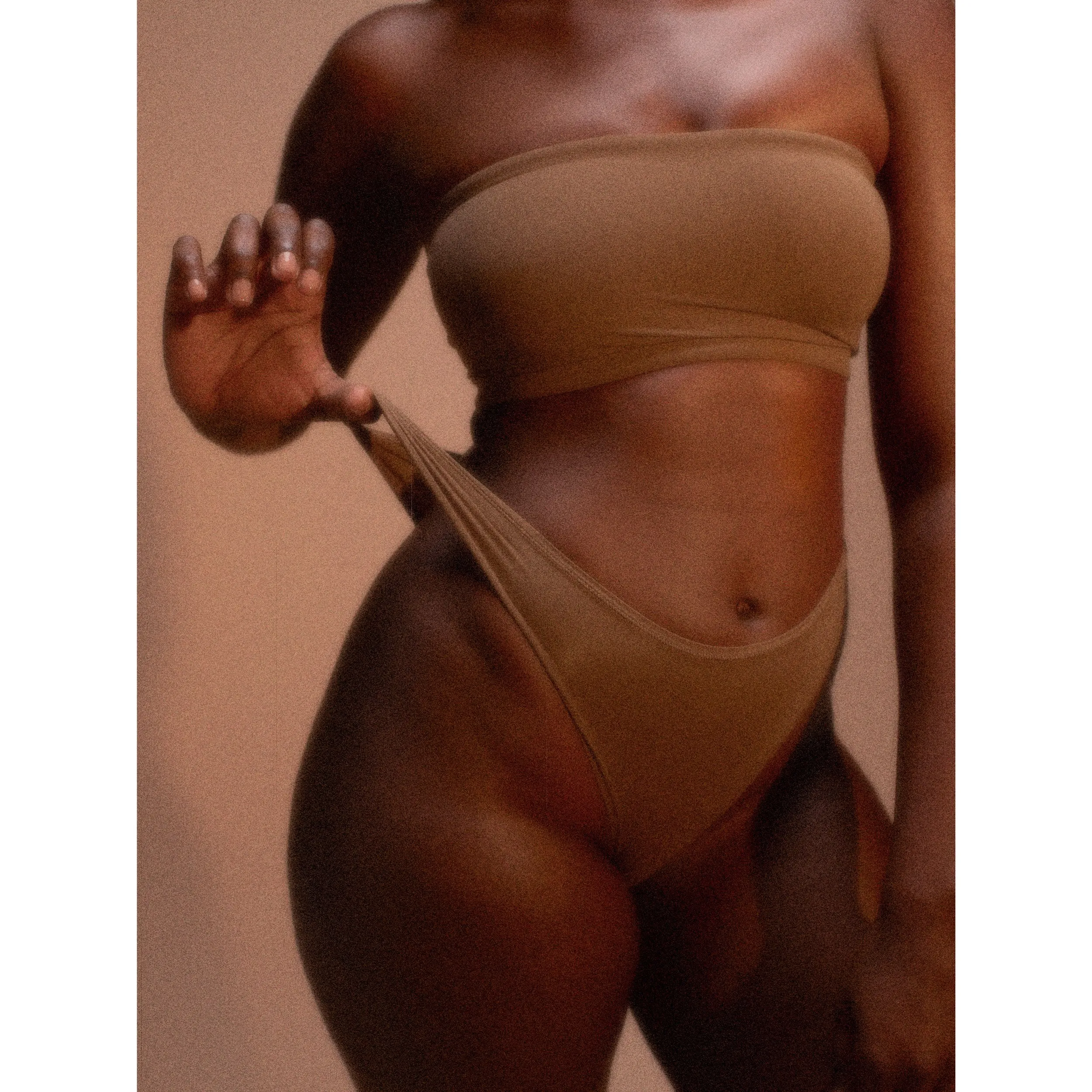 FITS EVERYBODY DIPPED FRONT THONG | MICA